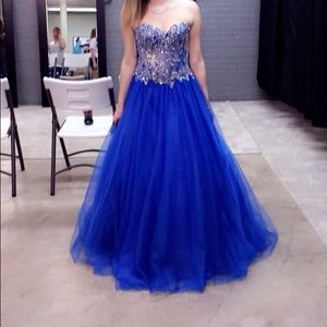 A beautiful royal blue prom dress!